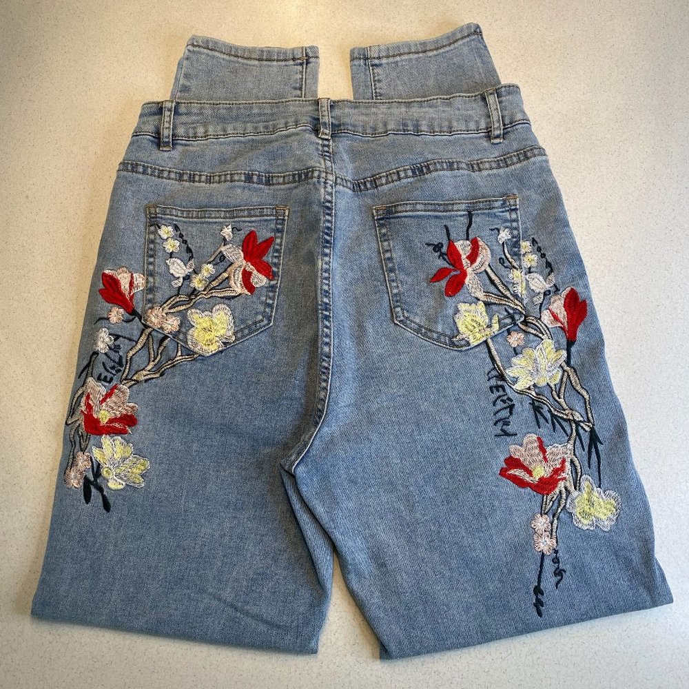 SHEIN Floral Embroidered Ankle Jeans Light Blue Wash Women’s Size L